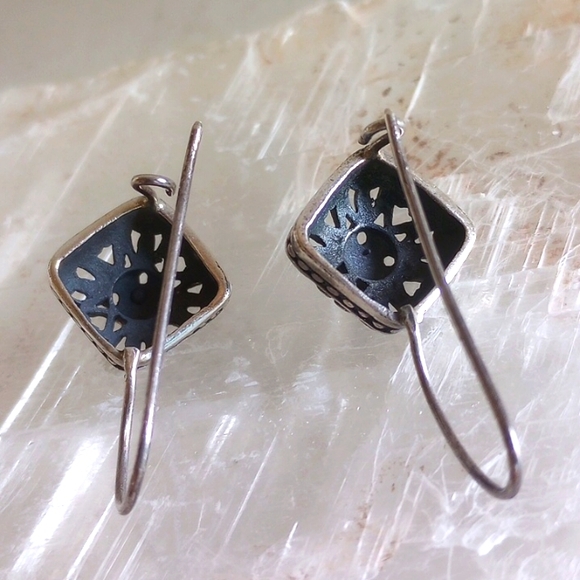 VINTAGE SILVER PLATED  FILIGREE DROP EARRINGS STYLISH 1.25" LONG. - Picture 6 of 6